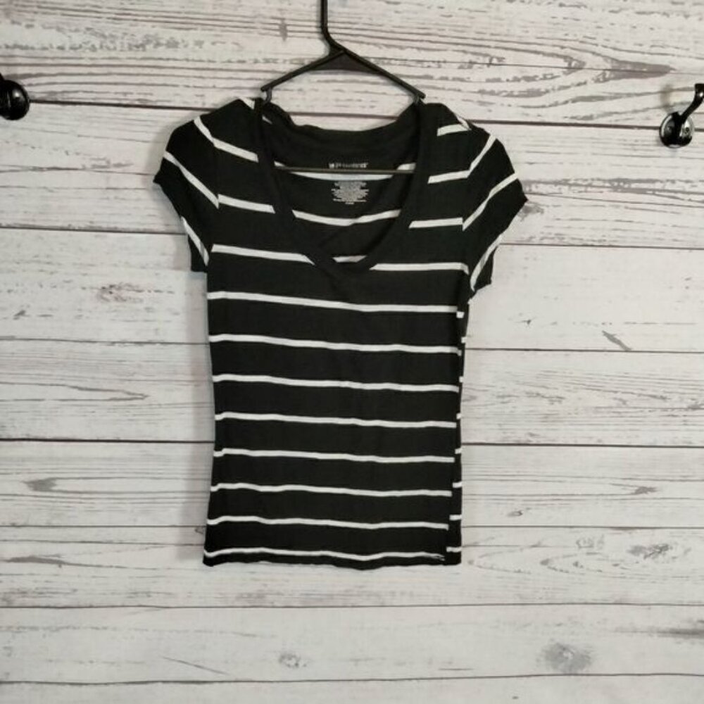 "No Boundaries" woman's shirt 